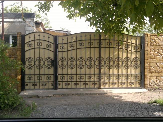 Double-leaf swing gates with wicket