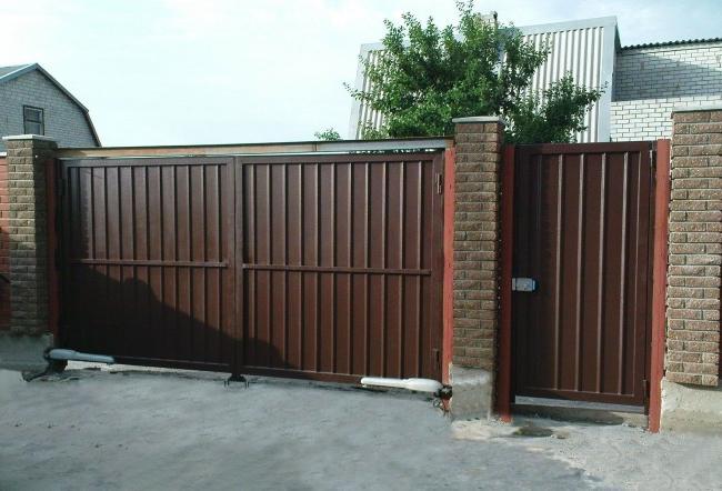 For the convenience of using the gate, you can install automatic opening drives