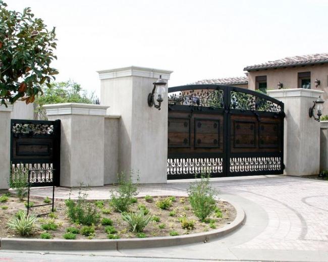 Metal gates with a wicket with wooden elements and elements of forging