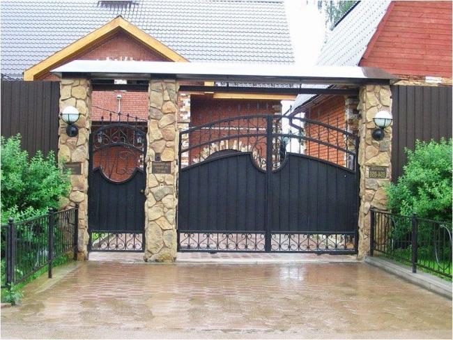 Metal swing gates and wickets with decorative stone pillars