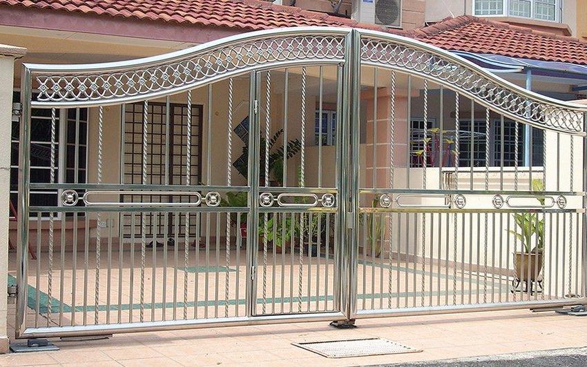 Metal swing gates with a wicket built into the leaf