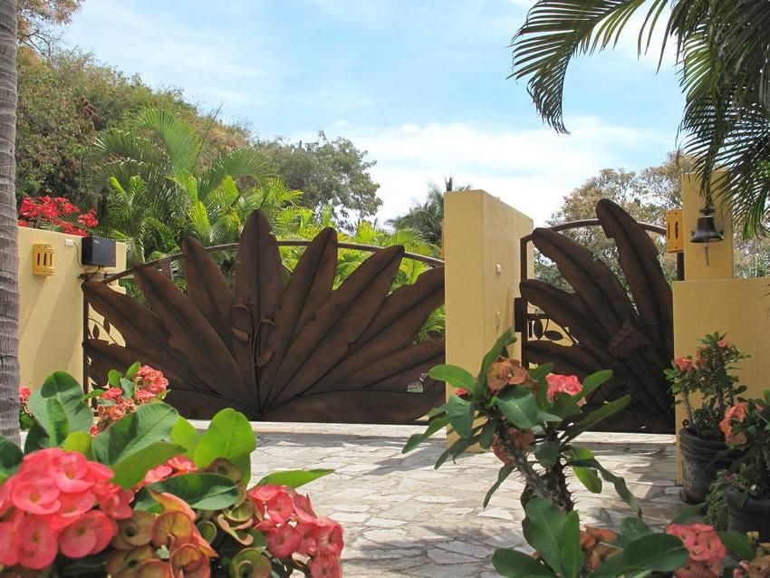 Unusual swing gates and wickets with floral motifs in design