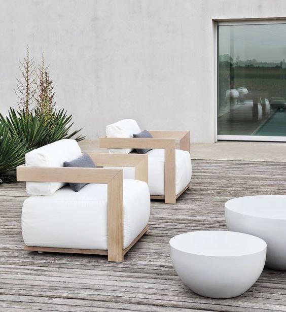 Wonderful wooden chairs with snow-white seats will decorate your garden design