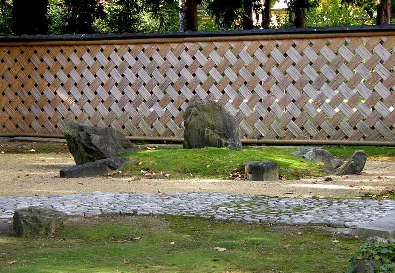 Alpine braid - an original decorative fence